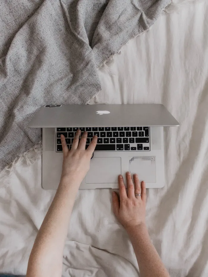 使用银色MacBook的人的平面摄影