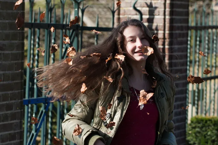 微笑，女人，站着，金属栅栏，白天，人，女孩，青少年