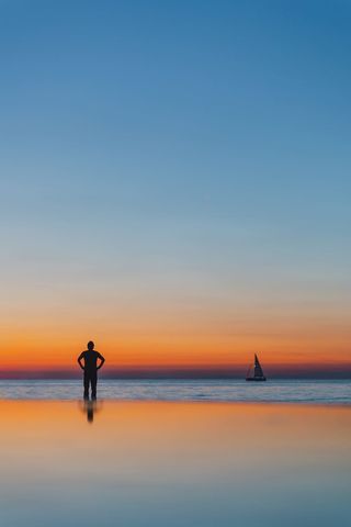 那人正在海边看日落