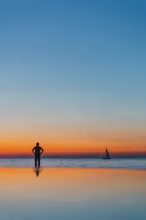 那人正在海边看日落 那人正在海边看日落