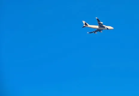 空中白色客机的超时空摄影