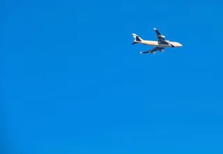 空中白色客机的超时空摄影