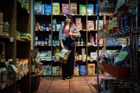 货架，人，人，商店，市场，杂货店，室内，食品