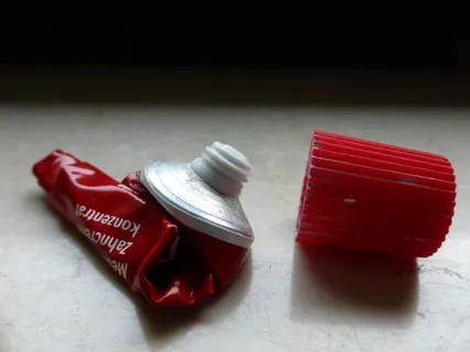 红色,牙膏管容器,塑料盖,管,牙膏,铝,空,耗尽 红色,牙膏管容器,塑料盖,管,牙膏,铝,空,耗尽