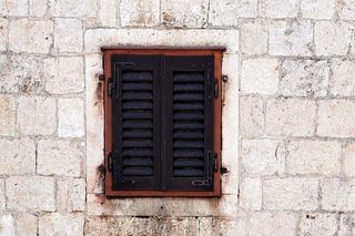 废弃房屋上的旧窗户