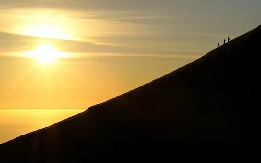 剪影照片,三张,人,顶,山,日落,海,海洋 剪影照片,三张,人,顶,山,日落,海,海洋