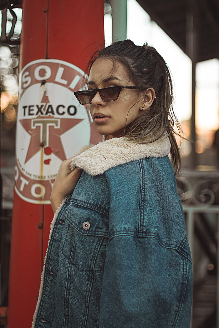 身穿牛仔夹克和太阳镜的女性照片