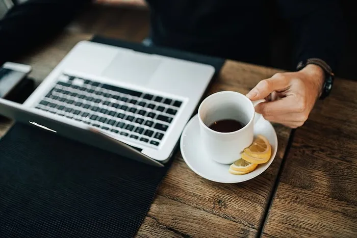 在现代咖啡馆工作的年轻企业家