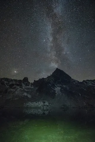 山的轮廓上方的星星