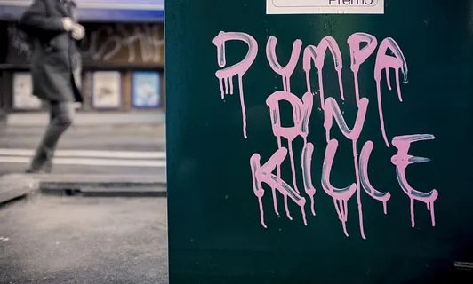 人行道上行走的人