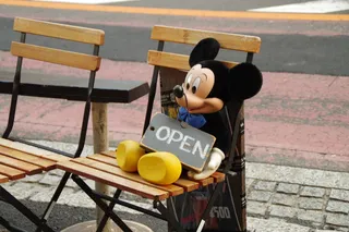 米老鼠，打开，一个人，座位，天，高角度视图，真人，文本