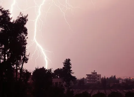 闪电、夜晚、雷电、光、雨、天空、自然界的力量、风暴 闪电、夜晚、雷电、光、雨、天空、自然界的力量、风暴