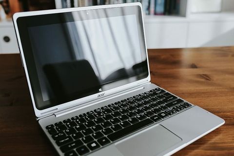 桌上放着各种物品的银色笔记本电脑