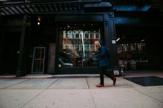 在建筑物附近行走的人