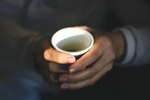 拿着浓缩咖啡的女孩 拿着浓缩咖啡的女孩