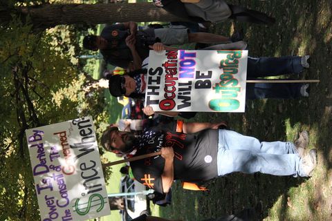 男人和女人站在树下