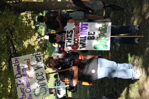 男人和女人站在树下