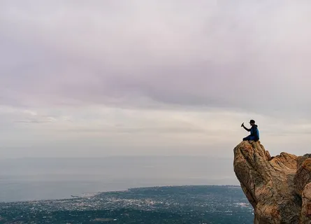 肤浅，专注，人，坐着，岩石，人，山，边缘
