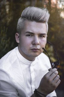 戴太阳镜的男子