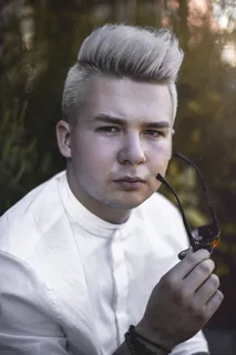 戴太阳镜的男子