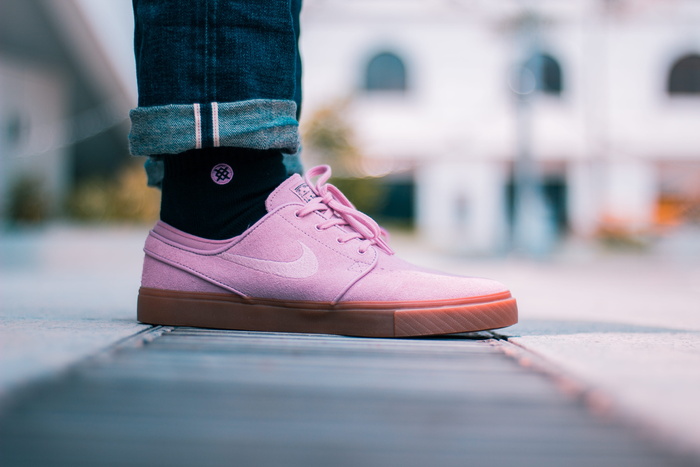 穿着粉色Nike Low-top运动鞋的人的选择性聚焦照片