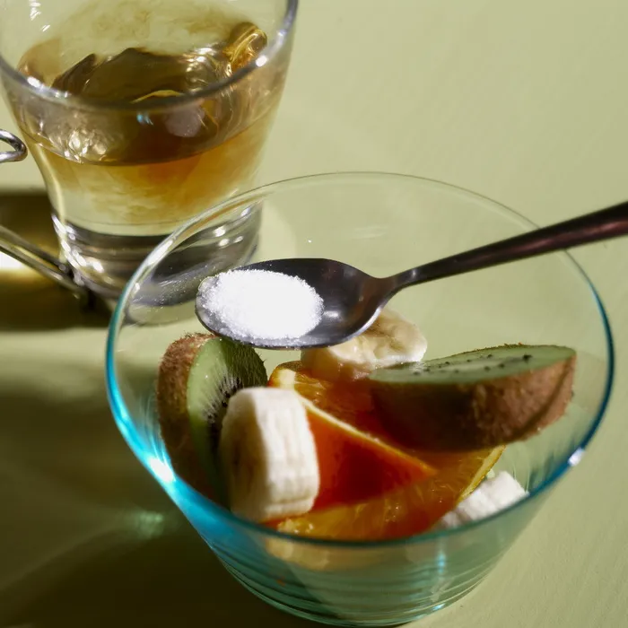 早餐、茶、水果沙拉、食品和饮料、厨房用具、玻璃、汤匙、桌子