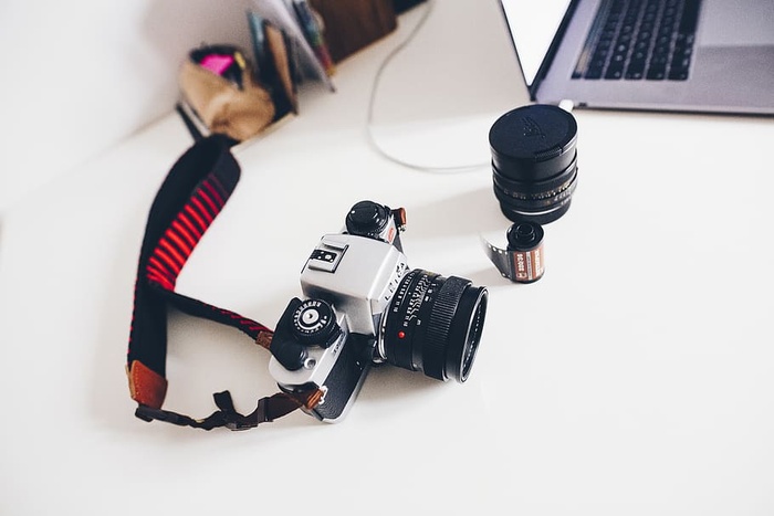 笔记本电脑附近的单反相机