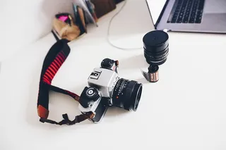 笔记本电脑附近的单反相机