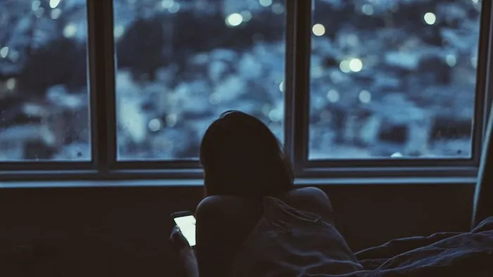 女人，抱着，智能手机，躺着，床，背景灯，人，近