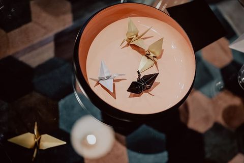 女性在折纸时折叠纸张