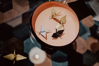 女性在折纸时折叠纸张