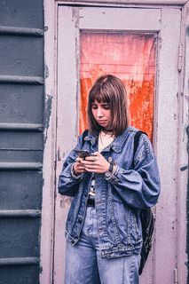 俄罗斯，sviyazhsk，一人，站立，生活方式，休闲服装，真人，科技