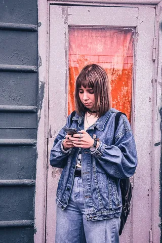 俄罗斯，sviyazhsk，一人，站立，生活方式，休闲服装，真人，科技