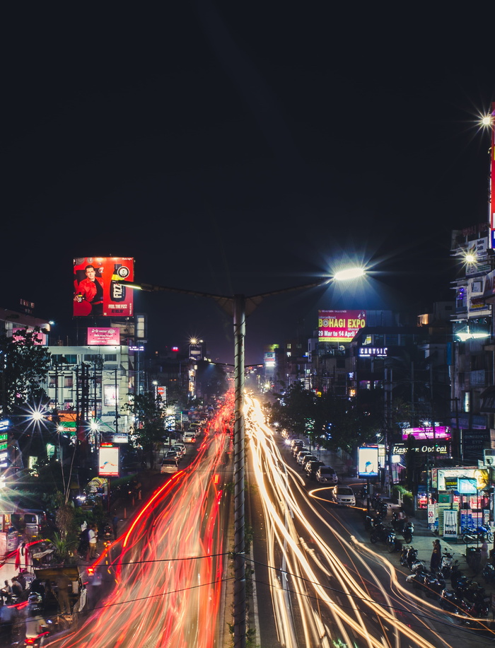 夜间路过道路的延时照片