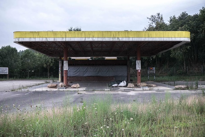 废弃、草地、土地、树荫、树木、建筑结构、建筑、植物