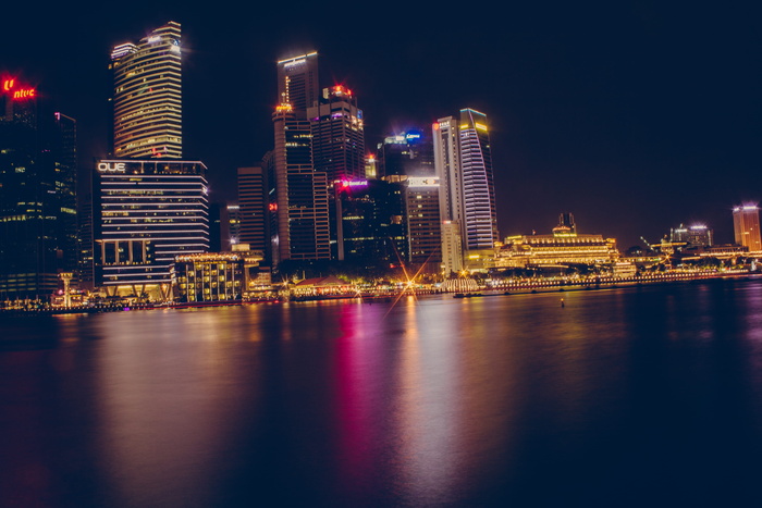 夜间水体附近的建筑物