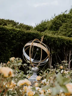 灰色和棕色风向标的建筑摄影