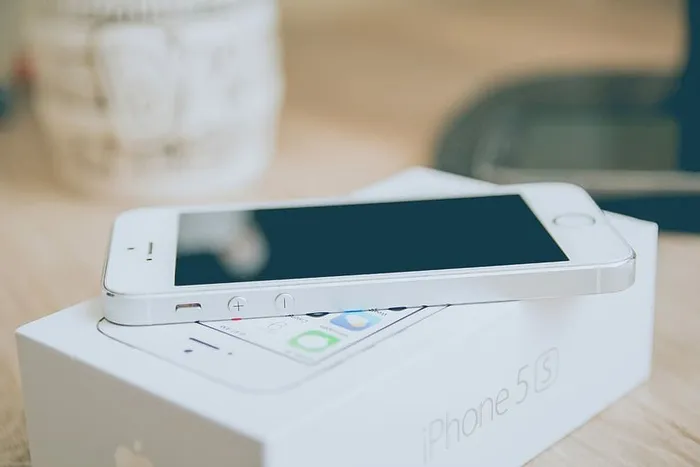 银色iPhone 5s手机盒