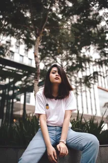 坐在树旁的女人