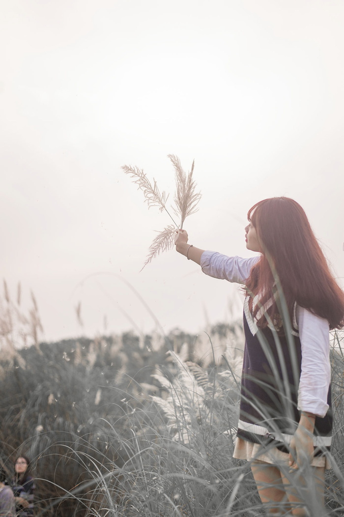 女人用草举起右臂