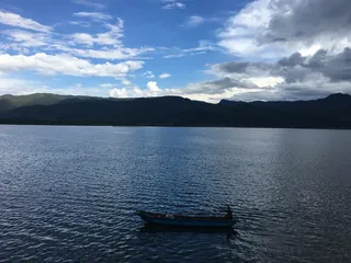 高山、湖泊、船只、水、云天、山脉、天空、航海船只