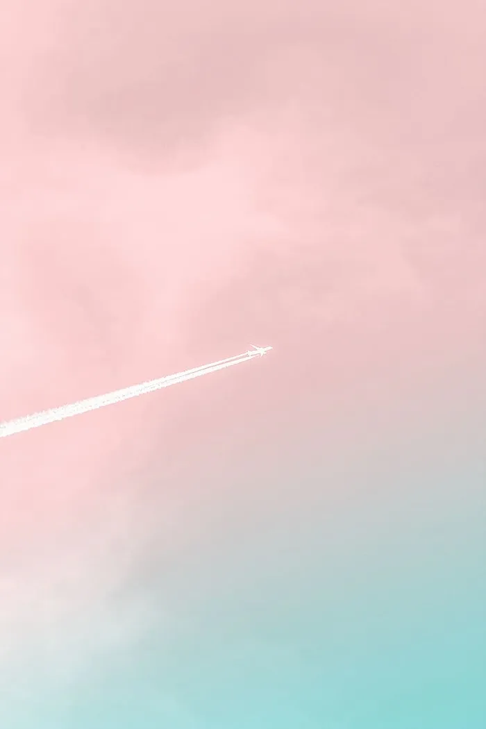 飞机有烟迹的照片