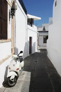 建筑、蓝天、建筑、门、房子、灯具、摩托车、人行道