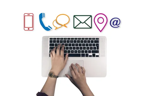 笔记本电脑、键盘、手、手、智能手机、手机、气球、信件 笔记本电脑、键盘、手、手、智能手机、手机、气球、信件