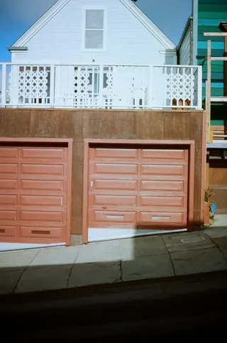 车库、门、木材、混凝土、城市、硬木、阳台、走道