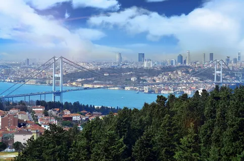 流经伊斯坦布尔,土耳其城市景观的河流 流经伊斯坦布尔,土耳其城市景观的河流
