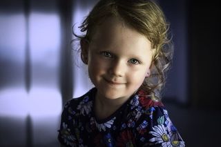 穿着蓝色、白色和红色花朵上衣的女孩