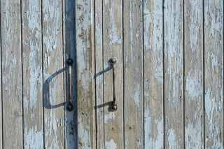 关闭的棕色木门