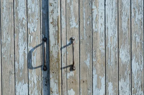 关闭的棕色木门 关闭的棕色木门