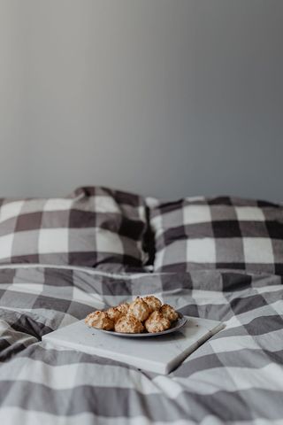 地毯上的蓝色枕头